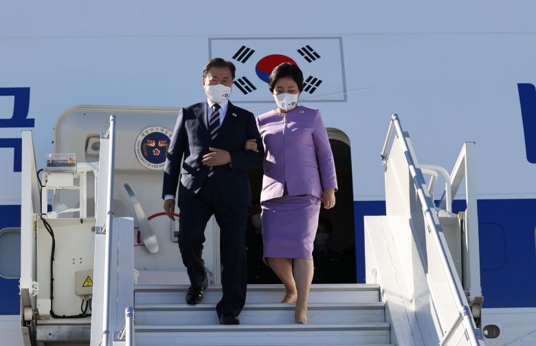제76차 유엔총회 고위급 회의 참석차 미국을 방문한 문재인 대통령이 19일 오후(현지 시각) 부인 김정숙 여사와 뉴욕 JFK공항에 도착해 공군1호기에서 내리고 있다. /연합뉴스
