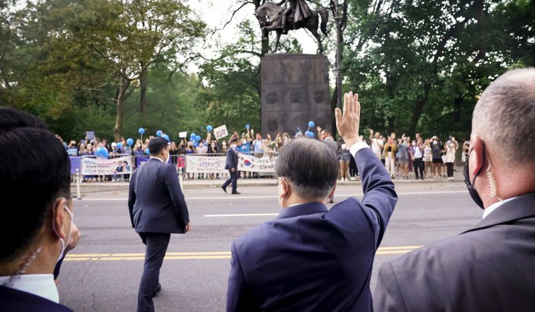 제76차 유엔총회 고위급 회의 참석차 미국을 방문한 문재인 대통령이 19일 오후(현지 시각) 뉴욕 숙소 앞에서 교민들의 환영 인사에 화답하고 있다. /청와대 제공