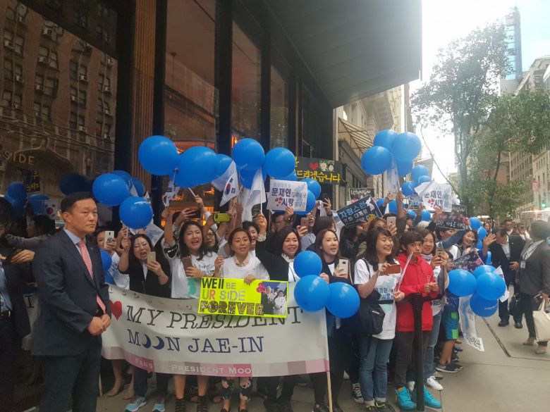 청와대가 2018년 9월 27일 미국 뉴욕에서 열린 73차 유엔총회에 참석한 문재인 대통령과 수행원들의 3일간의 생활을 스마트폰으로 찍은 'B컷'을 공개했다. 사진은 문 대통령의 숙소인 파커 뉴욕 호텔 앞에서 파란 풍선을 들고 대통령 내외를 환영하는 교민들의 모습. /청와대 제공