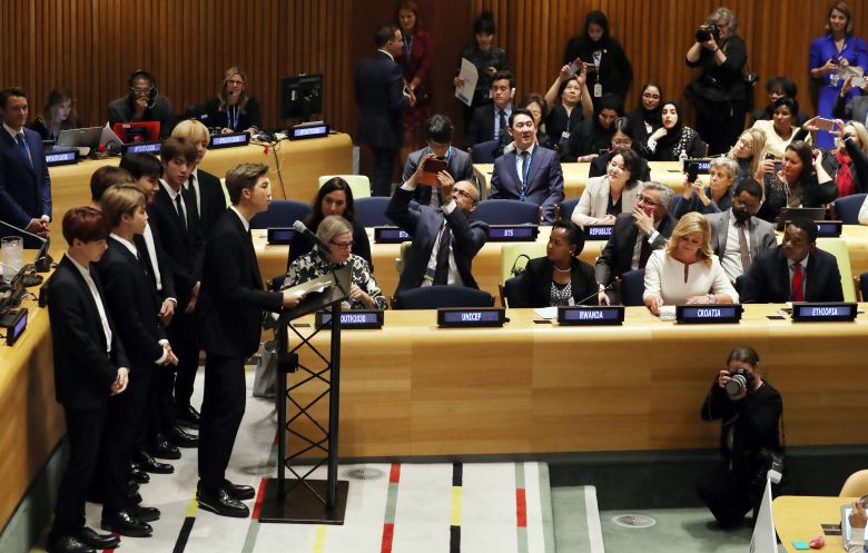 방탄소년단(BTS)이 2018년 9월 24일(현지 시각) 뉴욕 유엔본부 신탁통치이사회 회의장에서 열린 유니세프의 새로운 청소년 어젠다인 ‘제너레이션 언리미티드(Generation Unlimited)’ 파트너십 출범 행사에 참석, 발언하고 있다. 두 번째 줄에서 김정숙 여사가 지켜보고 있다. /연합뉴스