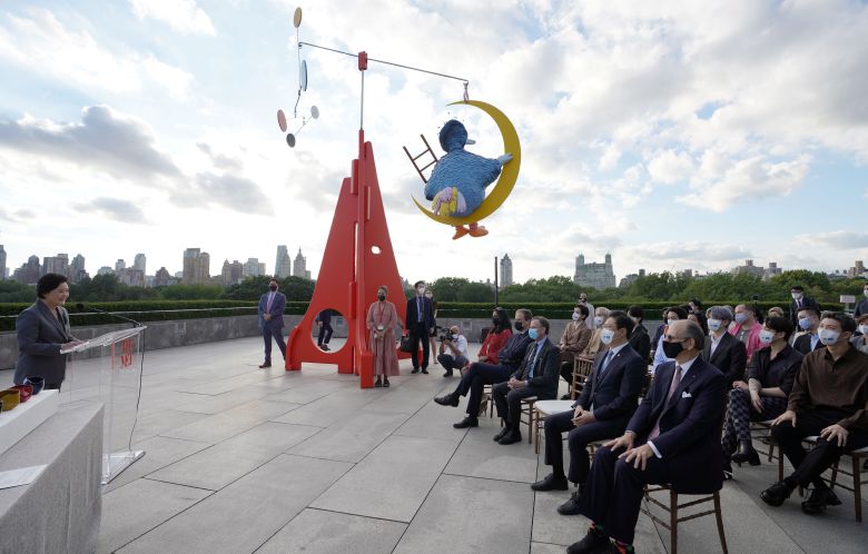 문재인 대통령과 UN총회 참석차 뉴욕을 방문한 김정숙 여사가 20일(현지 시각) 메트로폴리탄 미술관에서 한국실 개관 축사를 하고 있다. /연합뉴스