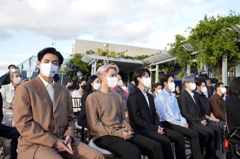 BTS(방탄소년단)가 20일(현지 시각) 메트로폴리탄 미술관에서 김정숙 여사의 한국실 개관 축사를 듣고 있다. /연합뉴스