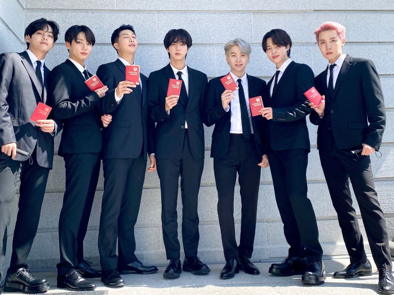 BTS가 지난 14일 문재인 대통령으로부터 받은 외교관 여권을 들고 찍은 '인증샷'. /트위터 캡처