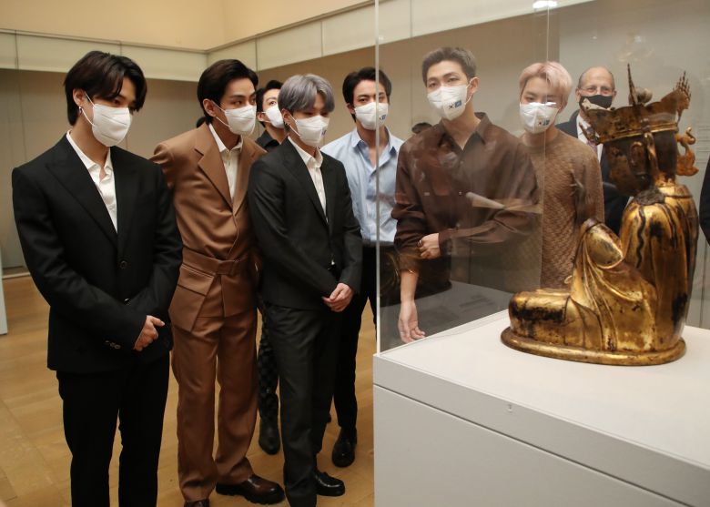 BTS(방탄소년단)가 20일(현지 시각) 메트로폴리탄 미술관에서 한국실을 관람하고 있다. /연합뉴스