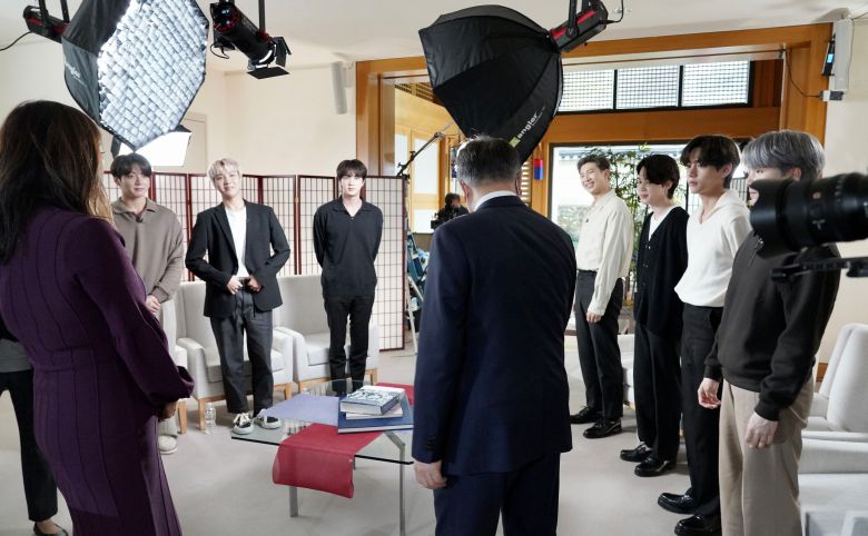 문재인 대통령이 그룹 BTS(방탄소년단)과 함께 21일(현지 시각) 미국 뉴욕 주유엔대표부에서 ABC 방송과의 인터뷰를 준비하고 있다. /연합뉴스
