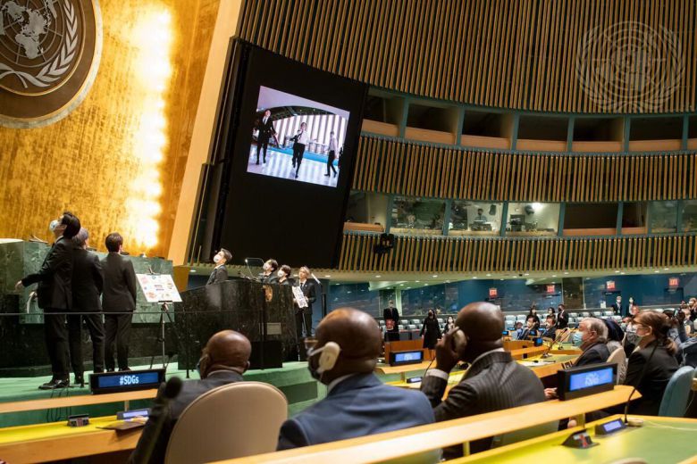 BTS(방탄소년단)가 20일(현지 시각) 미국 뉴욕 유엔본부 총회장에서 열린 제2차 SDG Moment(지속가능발전목표 고위급회의) 개회식에서 발언을 마치고 자신들의 뮤직비디오를 보고 있다. /UN 제공