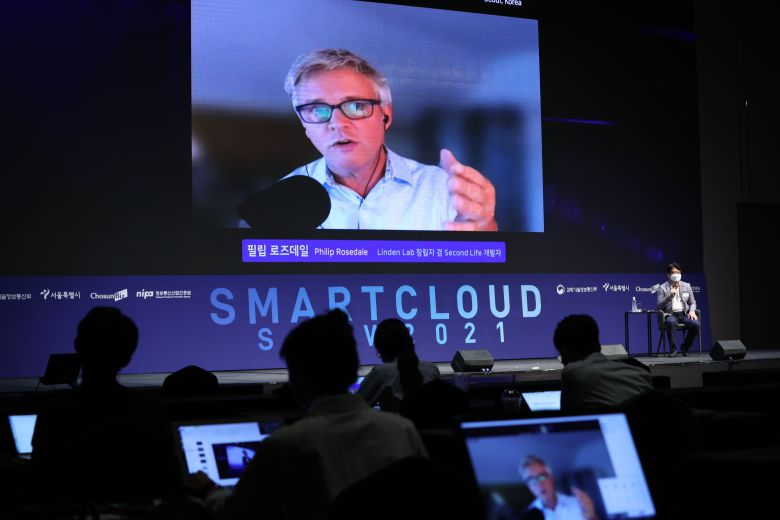 필립 로즈데일(화면 속)이 스마트클라우드쇼2021 첫날 기조연설에 실시간으로 참여해 국내 독자들과 만나고 있다. /조선비즈