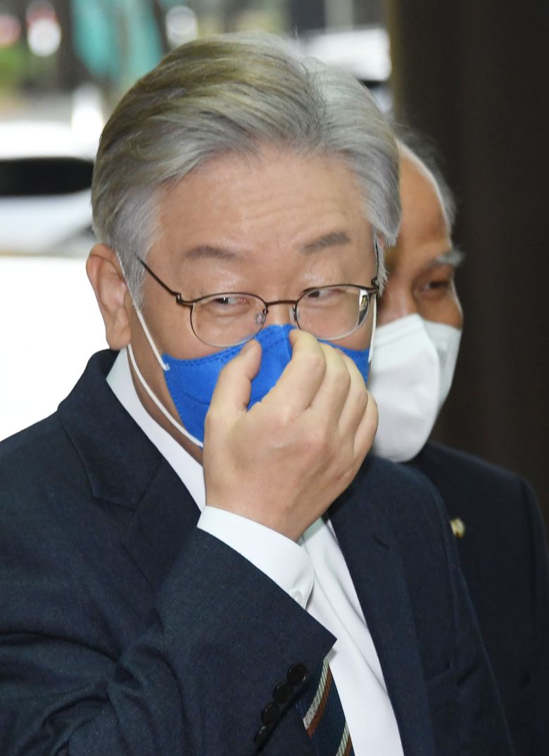 한국거래소 도착한 이재명 후보     (서울=연합뉴스) 더불어민주당 이재명 대선 후보가 4일‘주식시장 발전과 개인투자자 보호를 위한 간담회'에서 참석하기 위해 서울 여의도 한국거래소에 도착하고 있다. 2021.11.4 [국회사진기자단]      toadboy@yna.co.kr/2021-11-04 14:50:12/ <저작권자 ⓒ 1980-2021 ㈜연합뉴스. 무단 전재 재배포 금지.>