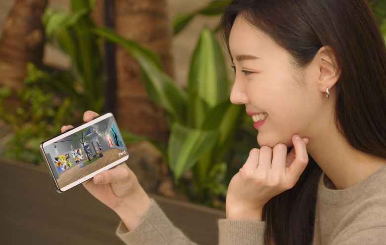 SK텔레콤의 메타버스 플랫폼 이프랜드에서 전시회를 즐기고 있는 모습. /SK텔레콤