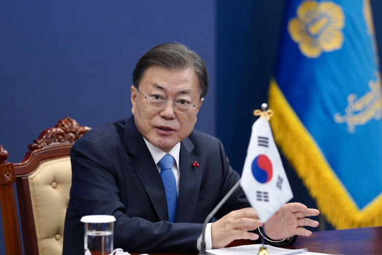 문재인 대통령이 9일 청와대 여민관 영상회의실에서 조 바이든 미국 대통령이 주재하는 '민주주의 화상 정상회의'에 참석하고 있다. /연합뉴스