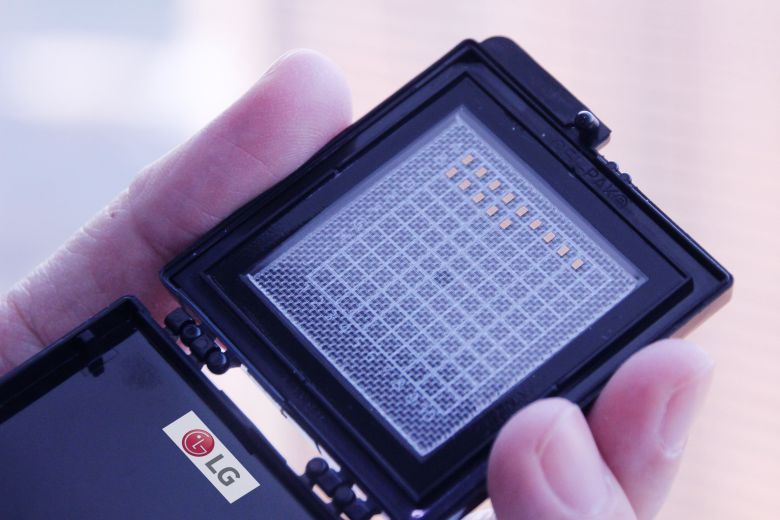 LG전자가 독일 프라운호퍼 연구소와 공동으로 개발한 전력 증폭기 IC 소자 패키지(노란색 작은 사각형이 소자). /LG전자