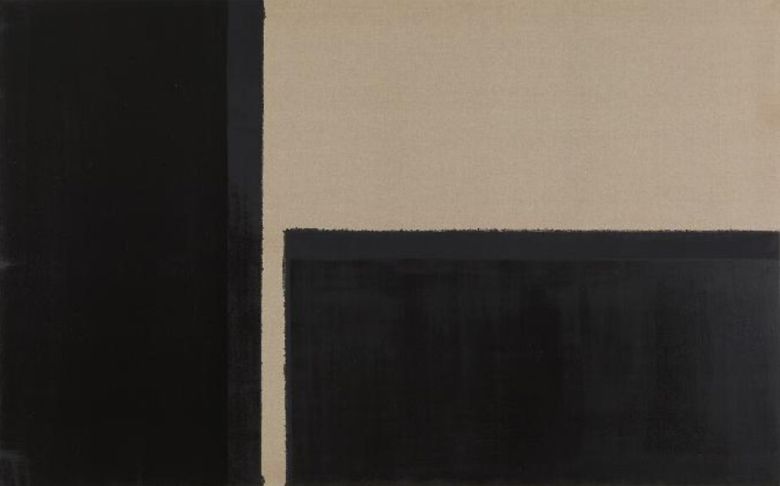 윤형근의 '청다색 Burnt Umber & Ultramarine Blue'. 윤형근은 캔버스 위에 넓은 붓으로 암갈색이나 청색 물감을 내리긋는 방식으로 작업했다. 김영나 서울대 고고미술사학과 명예교수는 그의 작업이 1950년대 미국 화가 마크 로스코나 모리스 루이스를 연상케 하는 동시에 수묵의 번짐과도 가깝다고 봤다. /국립현대미술관