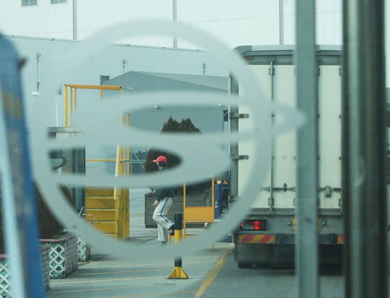 쌍용차와 에디슨모터스가 M&A(인수·합병) 투자 계약 체결에 합의했다. 사진은 10일 오후 경기도 평택시 쌍용자동차 평택공장 정문 모습./연합뉴스