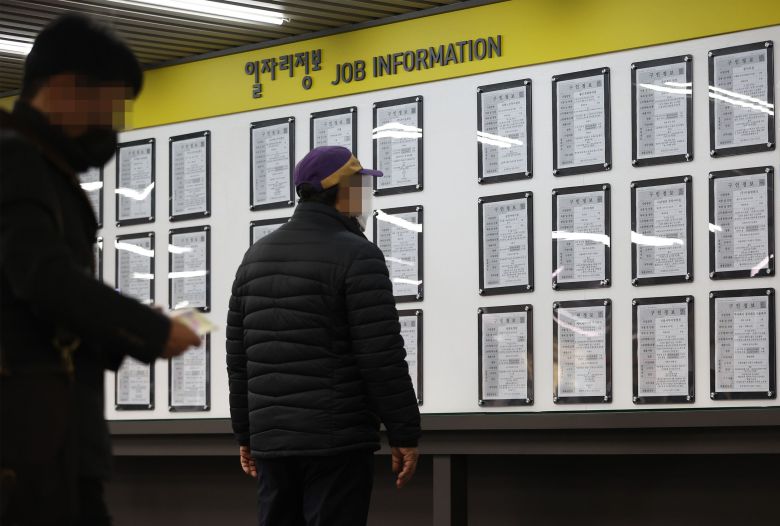 사람들이 서울의 한 고용지원센터 일자리 정보 게시판을 보고 있다. / 연합뉴스