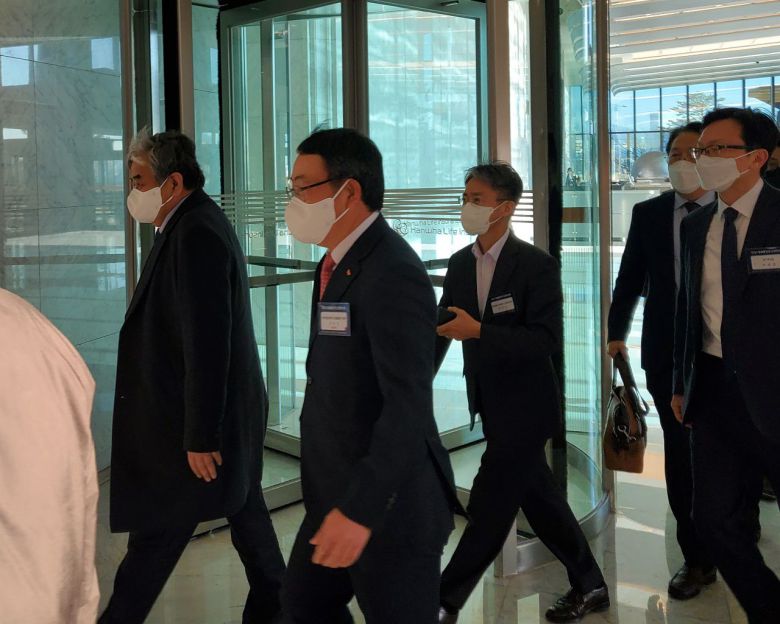 한상혁 방송통신위원회 위원장(왼쪽부터)과 유영상 SK텔레콤 대표가 21일 서울 여의도 63컨벤션센터에서 열린 '방송통신인 신년인사회' 참석을 위해 이동하고 있는 모습. /김양혁 기자