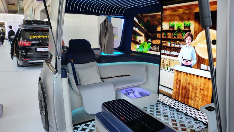 10일 서울 강남 코엑스에서 열린 카카오모빌리티의 첫 테크 콘퍼런스 '넥스트모빌리티 2022'에서 처음 공개된 LG의 자율주행 콘셉트카 '옴니팟' 실물 모형. /김윤수 기자