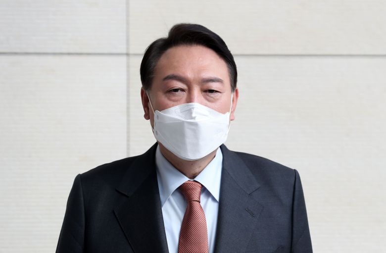 윤석열 국민의힘 대선후보가 13일 오후 서울 송파구 롯데 시그니엘에서 마이크 펜스 전 미국 부통령을 면담하고 나온 뒤 취재진 질문에 답하고 있다. /뉴스1