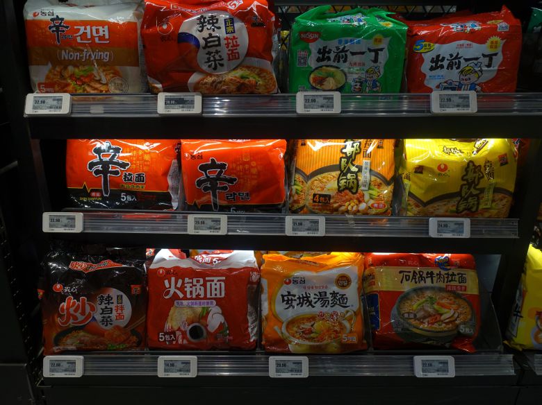 중국 베이징의 한 마트에 진열된 농심 라면 제품. /김남희 특파원