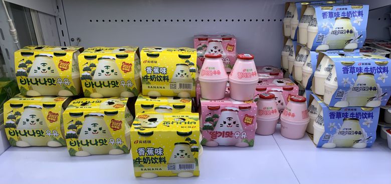 중국 베이징의 한 마트에서 판매 중인 빙그레 바나나맛우유(왼쪽) 제품. 가운데는 딸기맛우유, 맨 오른쪽은 바닐라맛우유 제품. /김남희 특파원