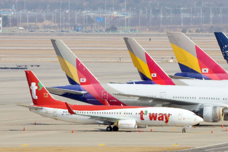 지난 2월 21일 인천공항 주기장에 세워진 티웨이항공과 아시아나항공 여객기들. /연합뉴스