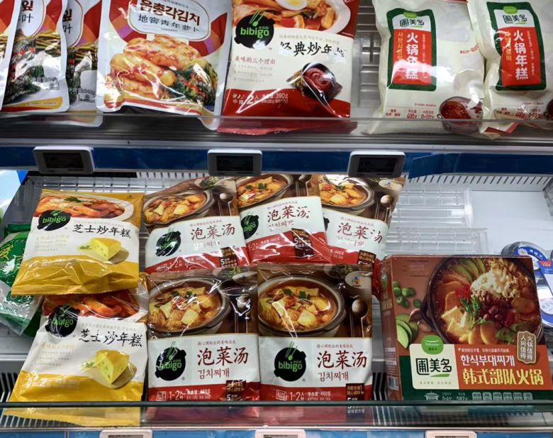 중국 베이징의 한 마트에서 판매 중인 CJ제일제당 비비고 김치찌개. 중국에선 중국이 김치를 지칭할 때 쓰는 표현인 '파오차이'를 제품명에 넣어 '파오차이탕'이란 이름으로 판매한다. /김남희 특파원