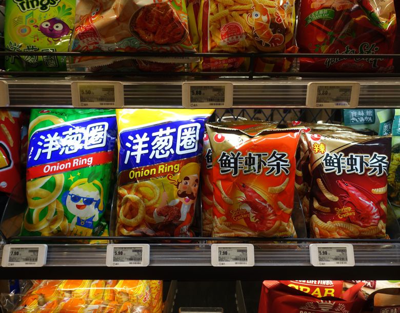 농심이 중국 베이징의 한 마트에서 판매 중인 새우깡 등 과자 제품. /김남희 특파원