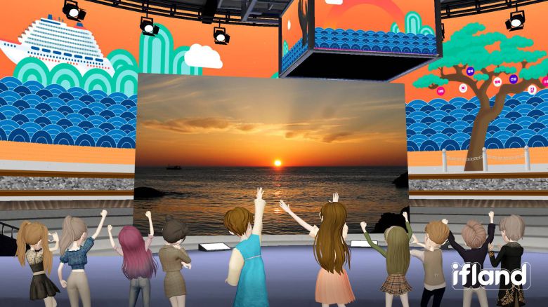 SK텔레콤이 이프랜드에 꾸민 ‘정동진 해돋이 공원’에서 <2022 근하신년 – 새해 첫날 해돋이 생중계> 행사의 리허설 모습. 전광판 해돋이 이미지는 강원도 양양군에서 제공한 사전 촬영 이미지. /SK텔레콤