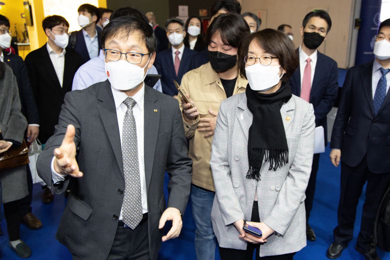 (바르셀로나(스페인)=뉴스1) 유승관 기자 = 구현모 KT 대표(왼쪽)와 임혜숙 과학기술정보통신부 장관이 28일(현지시간) 스페인 바르셀로나 피라그란비아 전시장에서 개막한 모바일월드콩그레스(MWC) 2022 KT부스를 둘러보고 있다. 2022.2.28/뉴스1