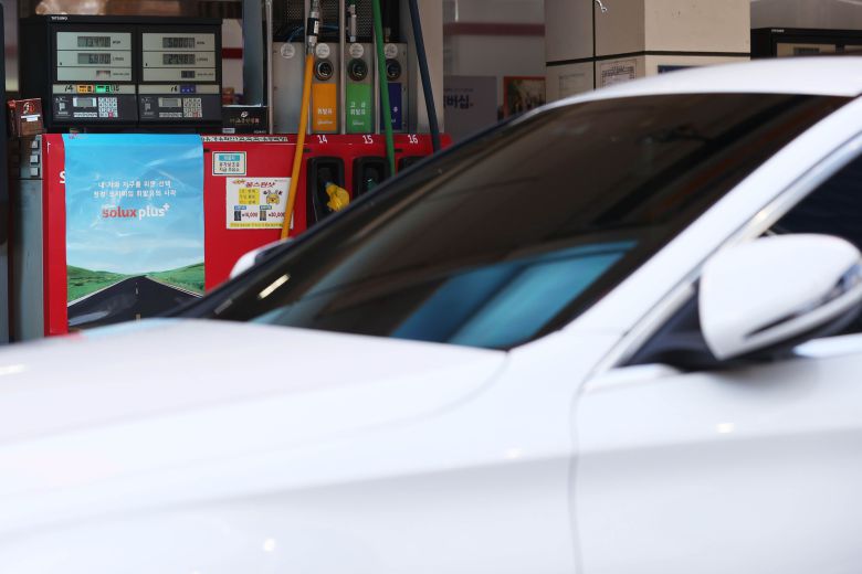 국제유가 급등 여파로 휘발윳값이 오르고 있는 2일 서울의 한 주유소에 차량이 주유하고 있다. /연합뉴스