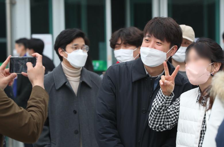 국민의힘 이준석 대표가 4일 오전 광주광역시 북구 용봉동 전남대학교 사전투표소에서 제20대 대통령선거 사전투표를 하고 나와 시민들과 사진을 찍고 있다. /연합뉴스