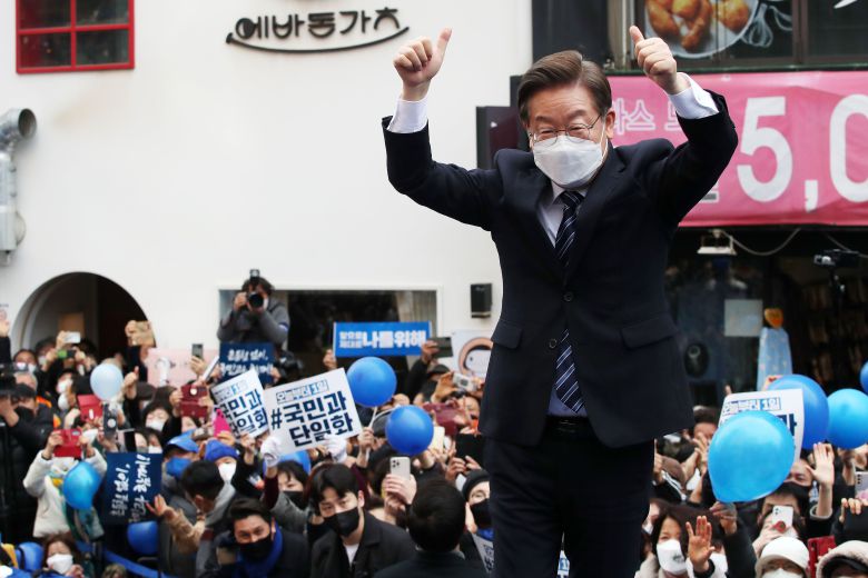 이재명 더불어민주당 대선후보가 7일 오후 부산 중구 광복로에서 '이재명 준비됐나! 준비됐다!' 부산 집중유세를 갖고 지지를 호소하고 있다. /뉴스1