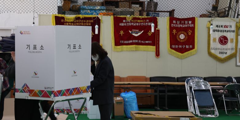 제20대 대통령선거를 하루 앞둔 8일 선관위 관계자들이 중구 청구초 야구부 실내훈련장에 투표소를 설치하고 있다. 사진과 기사 내용은 관련 없음. /연합뉴스