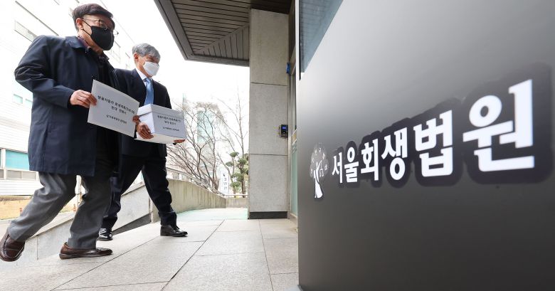 쌍용차 협력사로 구성된 상거래 채권단 관계자들은 21일 법원에 쌍용차 회생계획 탄원서와 반대 의견서를 제출했다./연합뉴스