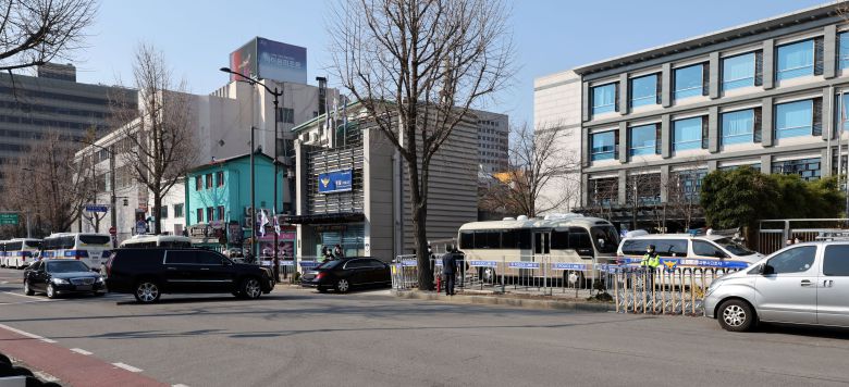 윤석열 대통령 당선인이 탑승한 차량 행렬이 22일 오전 서울 종로구 통의동 대통령직인수위원회로 들어서고 있다./연합뉴스