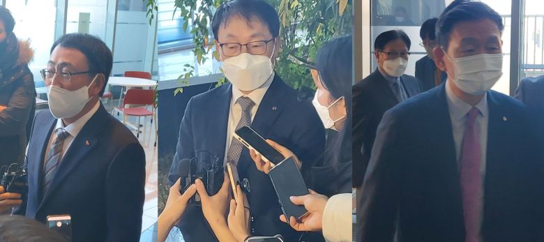 지난 2월 임혜숙 과학기술정보통신부 장관과 이동통신 3사 최고경영자(CEO) 간담회 이후 기자들의 질문에 답하고 있는 CEO들. 왼쪽부터 유영상 SK텔레콤 대표, 구현모 KT 대표, 황현식 LG유플러스 대표. /김양혁 기자