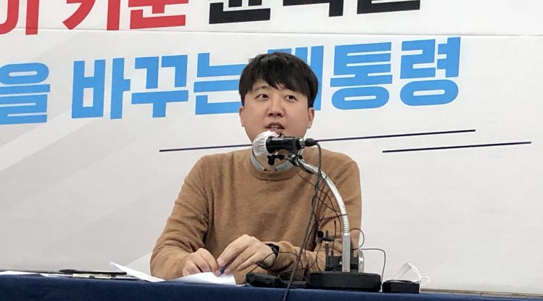 이준석 국민의힘 대표가 지난 3일 대구 수성구 범어동 국민의힘 대구시당에서 가진 대구지역 언론인 간담회에서 취재진 질문에 답변하고 있다. /뉴스1