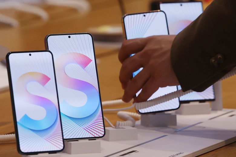 서울 시내 삼성전자 스토어에서 갤럭시 S22 시리즈를 살펴보는 시민.