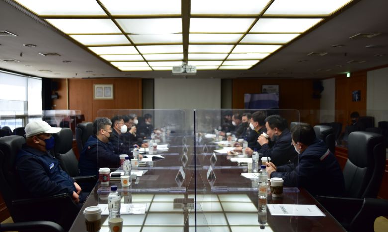 쌍용차 관계자들이 8일 평택공장에서 평택 시민단체 모임인 ‘쌍용차 조기 정상화를 위한 범시민운동본부’(이하 시민운동본부) 대표들과 간담회를 갖고 있다. /쌍용차 제공