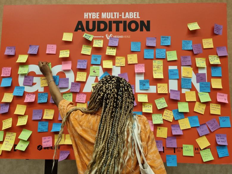 8일(현지 시각) 미국 라스베이거스 만달레이 베이 호텔에서 열린 오디션장에 한 지원자가 응원의 메시지를 담은 포스트잇을 붙이고 있다. /정민하 기자