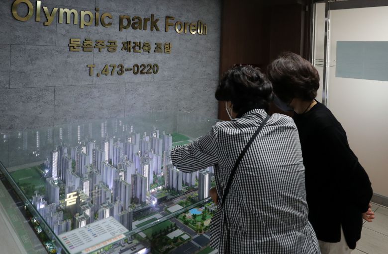 19일 서울 강동구 둔촌주공 재건축 조합 사무실의 모습. / 뉴스1