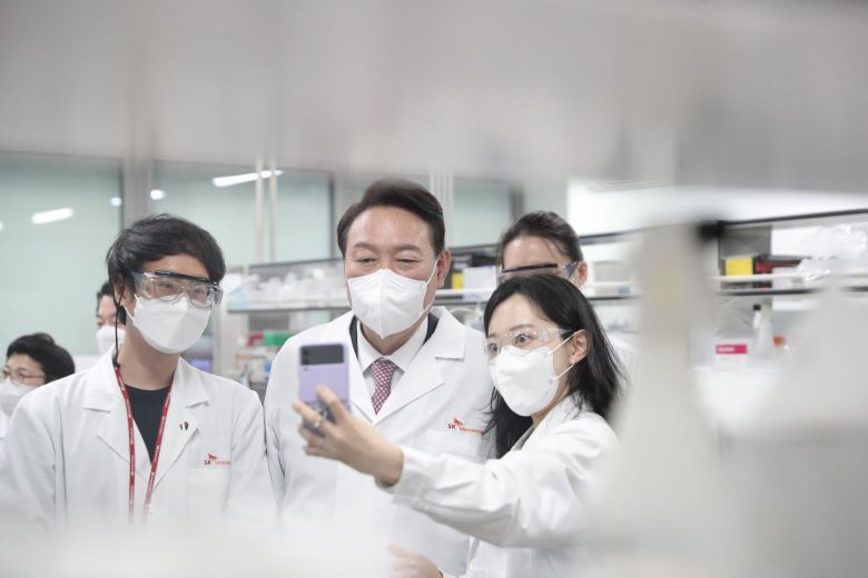 윤석열 대통령 당선인(가운데)이 25일 오전 경기도 성남시 분당구 SK바이오사이언스를 방문해 국내 첫 코로나19 백신 개발 현황을 점검한 후 관계자들과 기념촬영을 하고 있다. /당선인 대변인실 제공
