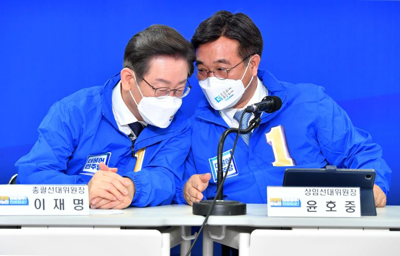 대화하는 이재명 총괄선대위원장과 윤호중 상임선대위원장     (수원=연합뉴스) 더불어민주당 이재명 총괄선대위원장과 윤호중 상임선대위원장이 13일 경기 수원시 김동연 경기지사 후보 선거사무소에서 열린 중앙선거대책위원회의에서 대화하고 있다.2022.5.13 [국회사진기자단]     toadboy@yna.co.kr/2022-05-13 10:47:02/ <저작권자 ⓒ 1980-2022 ㈜연합뉴스. 무단 전재 재배포 금지.>