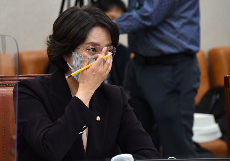 이영 중소벤처기업부 장관 후보자가 지난 11일 서울 여의도 국회 산업통상자원중소벤처기업위원회 회의실에서 열린 인사청문회에서 안경을 고쳐 쓰고 있다. /뉴스1