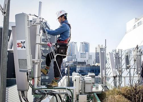 한 통신사 직원이 5G 기지국 장비를 점검하는 모습. 본 기사와 연관 없음.