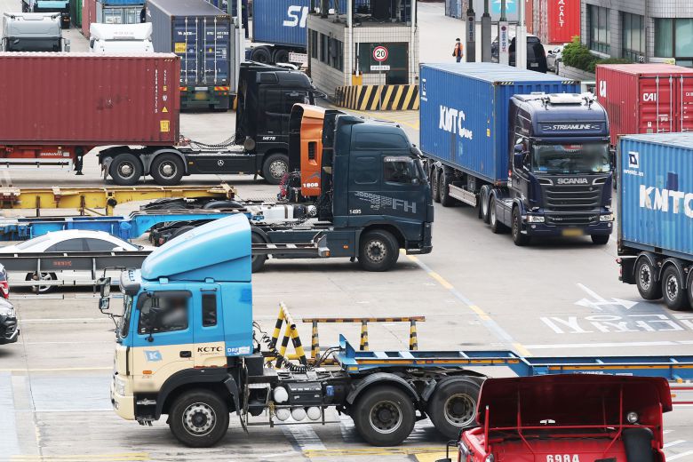 지난달 30일 오후 경기도 의왕시 내륙컨테이너기지(ICD)에서 화물차들이 분주하게 오가고 있다. /연합뉴스