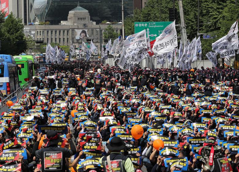 민주노총 전국공공운수노동조합 화물연대본부가 지난달 28일 오후 서울 숭례문 앞에서 열린 총파업 결의대회에서 구호를 외치고 있다./뉴스1