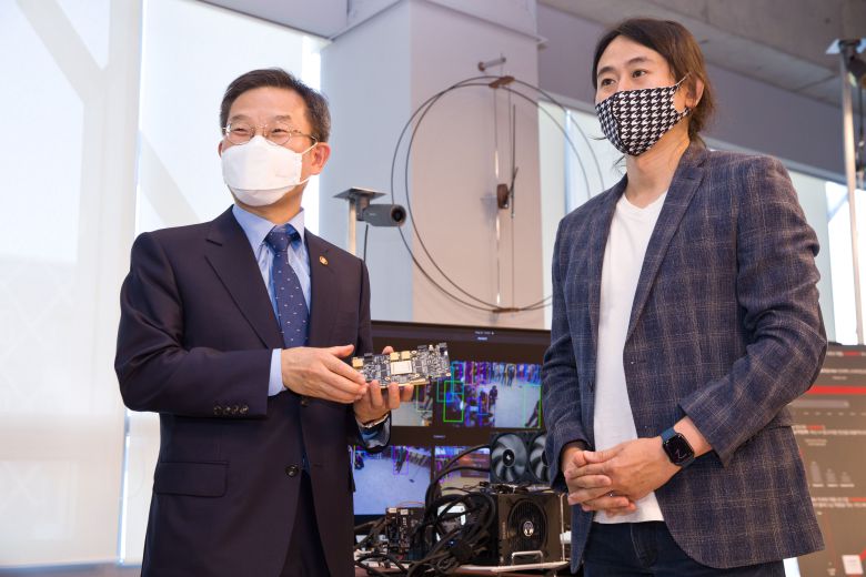 이종호 과학기술정보통신부 장관(왼쪽)이 지난 5월24일 서울 강남구에 위치한 AI(인공지능) 반도체 기업 '퓨리오사AI'를 방문해 간담회를 가졌다. /과학기술정보통신부