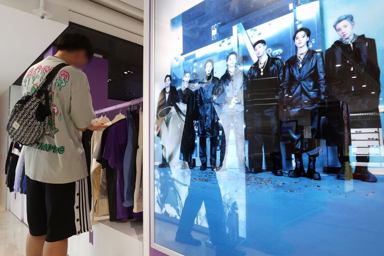 지난 9일 서울 중구 신라면세점 서울점에 문을 연 방탄소년단(BTS) 공식 상품 매장인 '스페이스 오브 비티에스'(SPACE OF BTS)를 찾은 팬들이 다양한 상품을 살펴보고 있다. 이곳에서는 의류와 가방, 문구용품 등 330여 종의 방탄소년단 관련 상품을 판매한다./연합뉴스