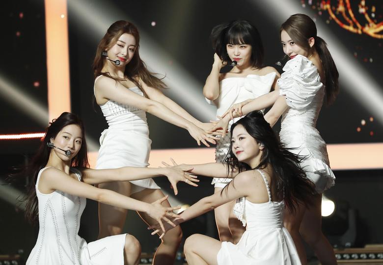 르세라핌의 카즈하(왼쪽부터), 허윤진, 김채원, 홍은채, 사쿠라가 지난달 25일 경기도 고양시 일산 MBC 드림센터에서 열린 ‘쇼챔피언’에서 공연을 선보이고 있다. /뉴스1