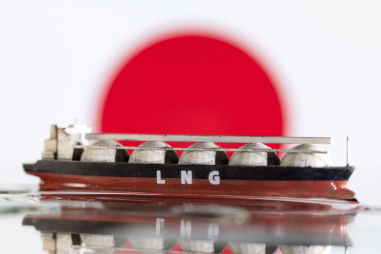 일본 국기 앞 LNG 운반선 모형 일러스트레이션 /로이터